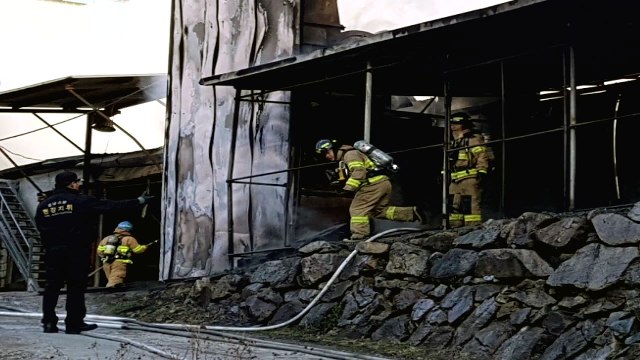 경남 김해 목재공장 화재...7천만 원 피해 / YTN