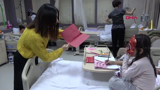 İzmir Çocuk Servisi Koridorlarında Müzik Yaparak Onlara Yeni Yıl Sevincini Yaşattılar