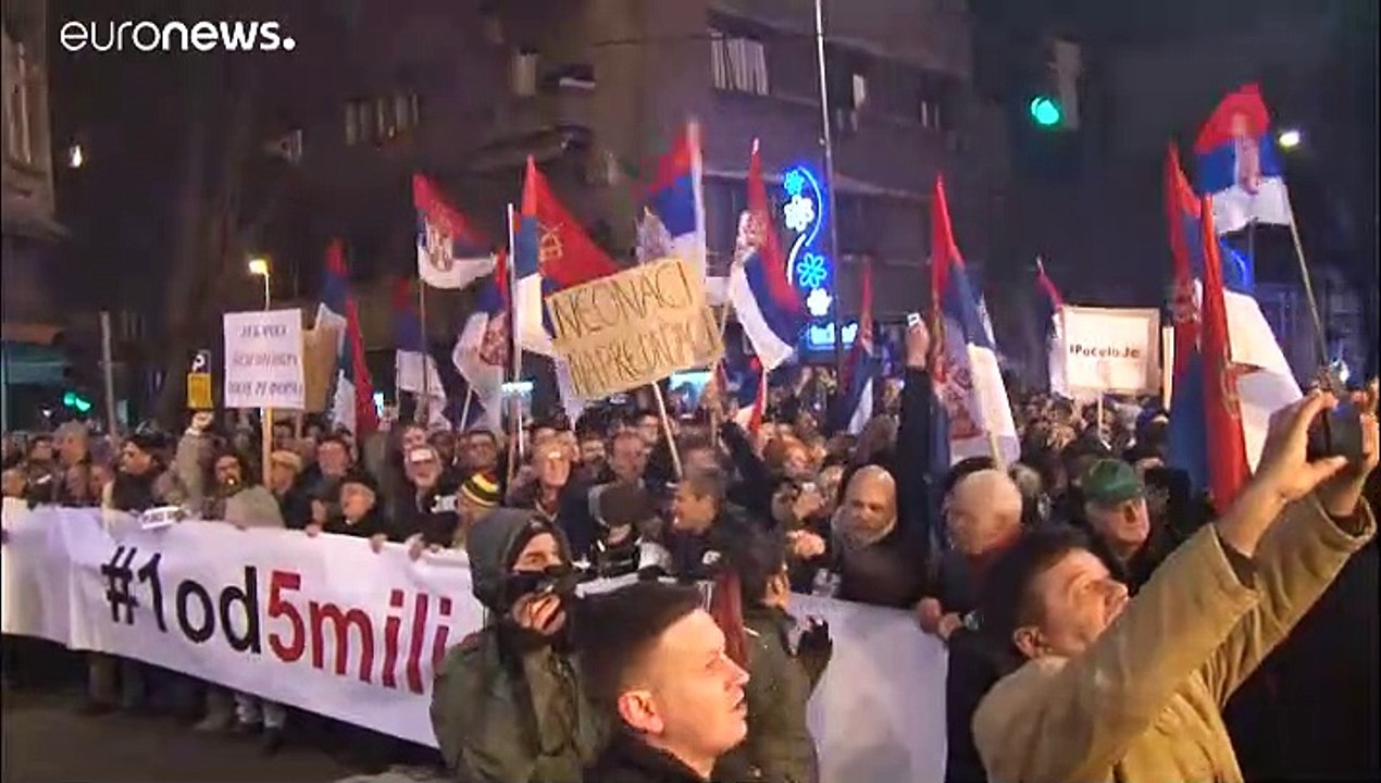 Cientos de miles de personas protestan en Belgrado contra el Presidente de Serbia