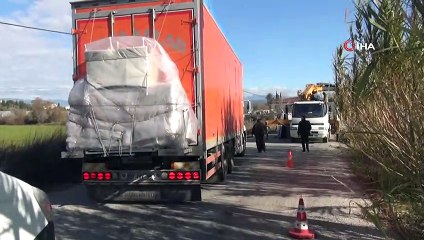 Denetimden kaçan domates yüklü kamyon devrildi