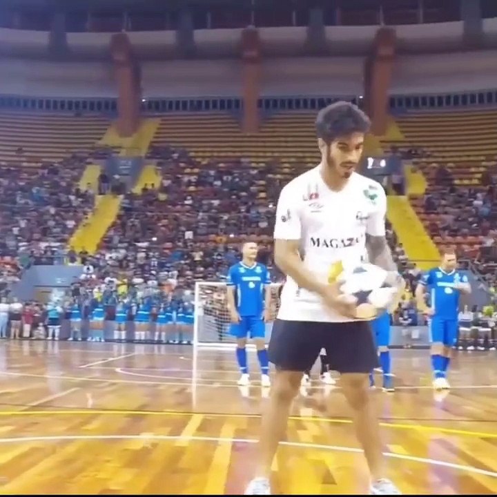 Le mec a voulu montrer qu'il était trop fort face à Ronaldinho, mais Ronnie restera Ronnie :-D