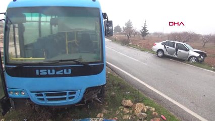 Gaziantep'te Yolcu Midibüsü ile Otomobil Çarpıştı: 5 Yaralı