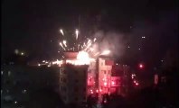 Il loupe son feu d'artifice de la nouvelle année depuis un toit d'immeuble.