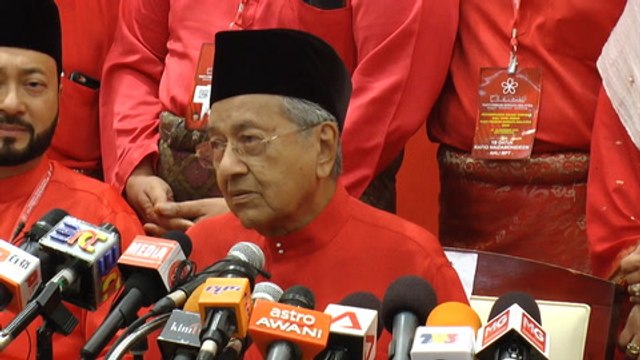 Dr M says he will look into petrol dealers issue
