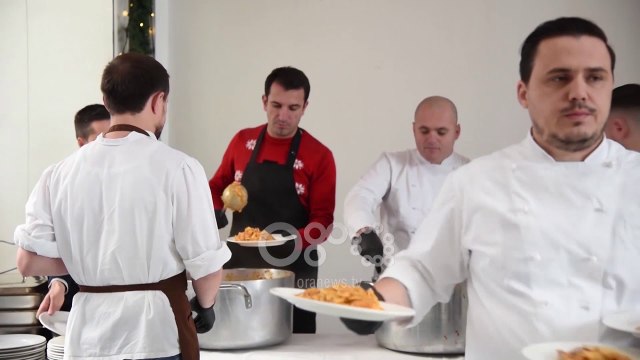 Ora News - Drekë me të moshuarit, Veliaj: Njerëzit kanë nevojë për solidaritet edhe pas festave