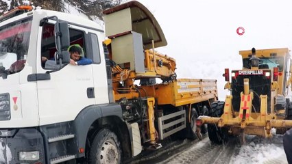 Yol açtığı kepçenin altında kalarak öldü