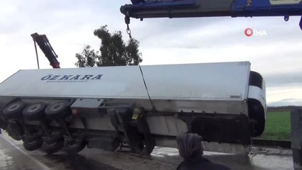 Tır Çekici ile Çarpıştı Karayolu Trafiğe Kapandı