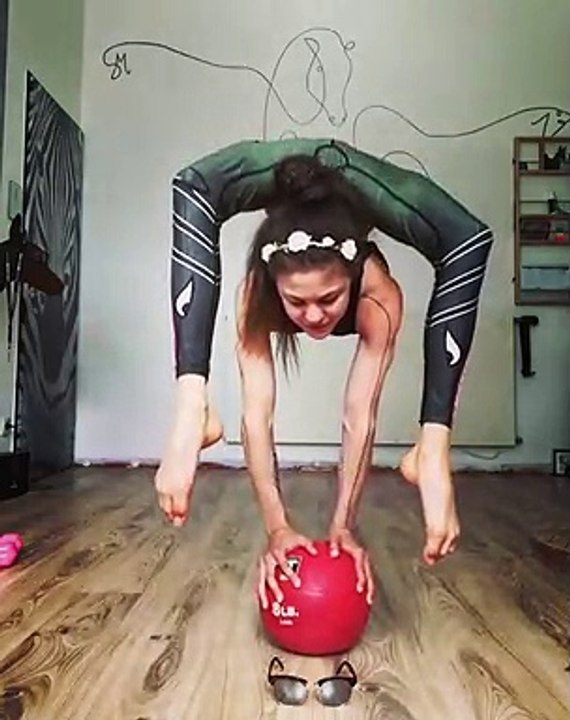 Stefanie Millinger met ses lunettes avec ses pieds en équilibre sur un ballon