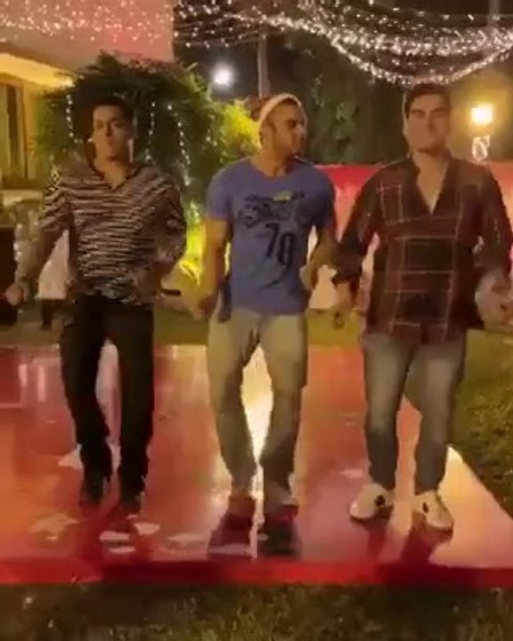 SALMAN KHAN ,ARBAZ KHAN AND SOHAIL KHAN DANCING