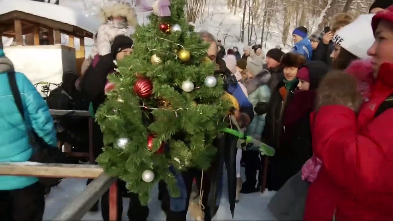 Crazy! Divers uphold bizarre Xmas tradition in icy lake