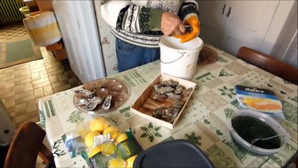 Un Papy de Offendorf  en Alsace qui ouvre les huîtres pour Noël