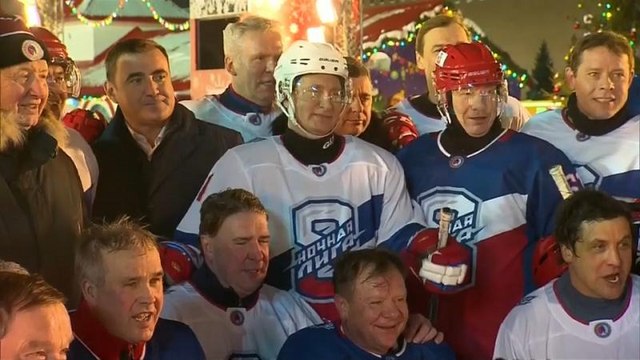 Владимир Путин сыграл в хоккей на Красной площади