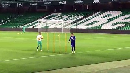 Guardado Trabaja con el Recuperador en el Entrenamiento del Betis