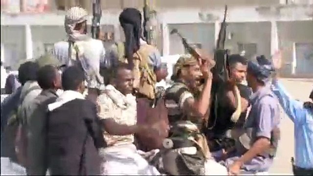 Rebeldes comienzan retirada del puerto de Hodeida entre dudas