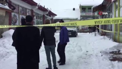 Çatıdan Düşen Kar Yığının Altında Kalan Çocuğun Üzeriden Kepçe Geçti