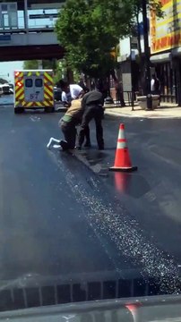 Ces piéton se font piéger en marchant sur du goudron frais... et bien collant