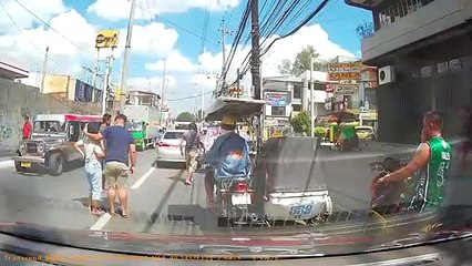 La preuve qu'il faut toujours regarder des 2 cotés en traversant... Elle s'en sort miraculeusement