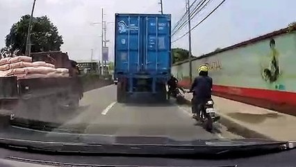 Voilà à quoi sert un casque de moto... à survivre au pire