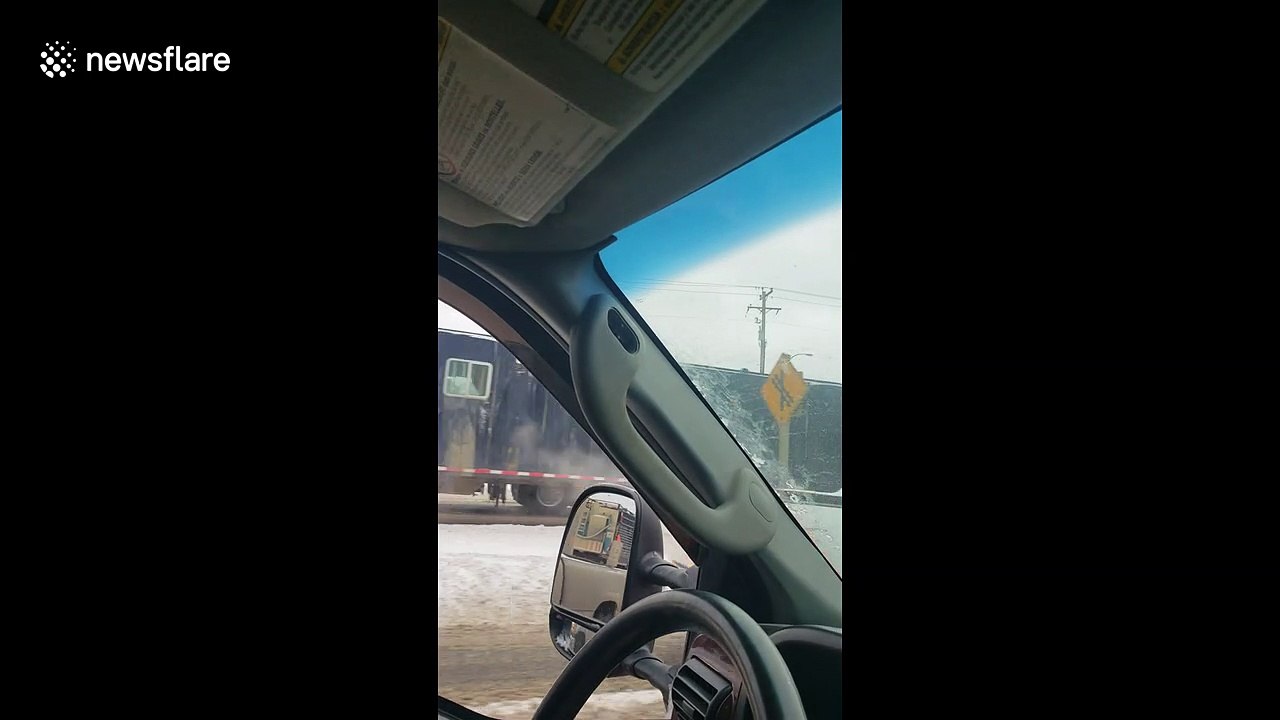 Hundreds of trucks roll through northwestern Alberta city in support of 'yellow vests' movement