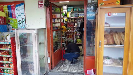 Veresiye alamayınca silah zoruyla aldı, polislerin çalışmasını izlerken kıskıvrak yakalandı