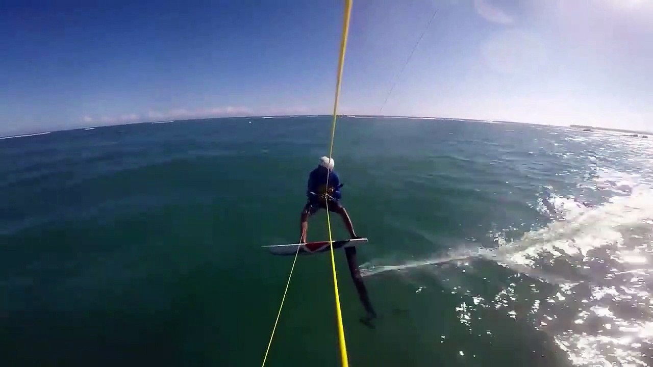 Un kitesurfeur heurte un requin et tombe à l'eau !