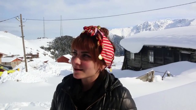 Kaçkarlarda tehlikeye aldırış etmeden şambrelle karın keyfini çıkarıyorlar - RİZE