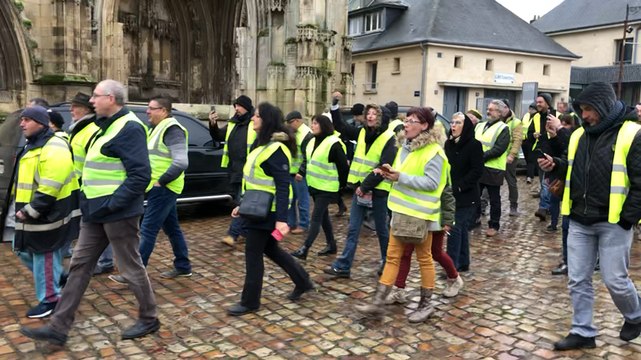 Gilets jaunes à Falaise. Ils chantent la Marseillaise