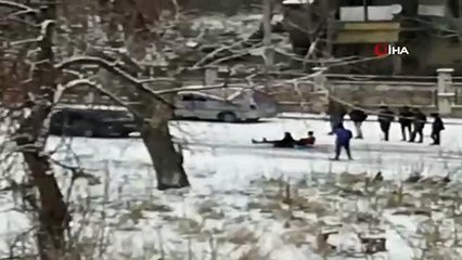Otomobilin arkasına bağladıkları halatla karın tadını çıkardılar