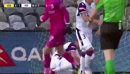 Pris dans son élan, il casse les buts