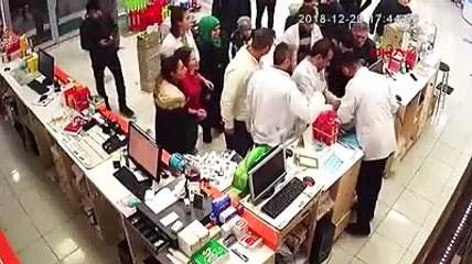 Eczacı bebeği kurtarmaya çalışırken, hırsız boş durmadı