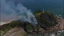 Morro do Farol em chamas na Ilha do Mel