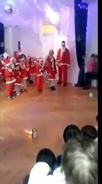 Des feux d'artifices explosent lors d'un spectacle de Noël