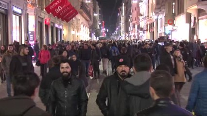 Yılbaşı Öncesi İnsanlar İstiklal Caddesine Akın Etti