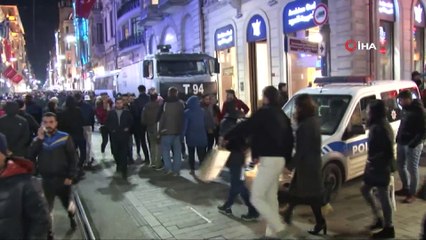 Yılbaşı öncesi insanlar İstiklal Caddesine akın etti