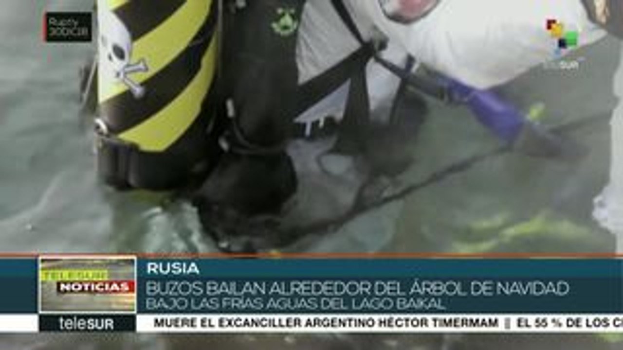 Buzos rusos celebran el cambio de año bajo las frías aguas de un lago