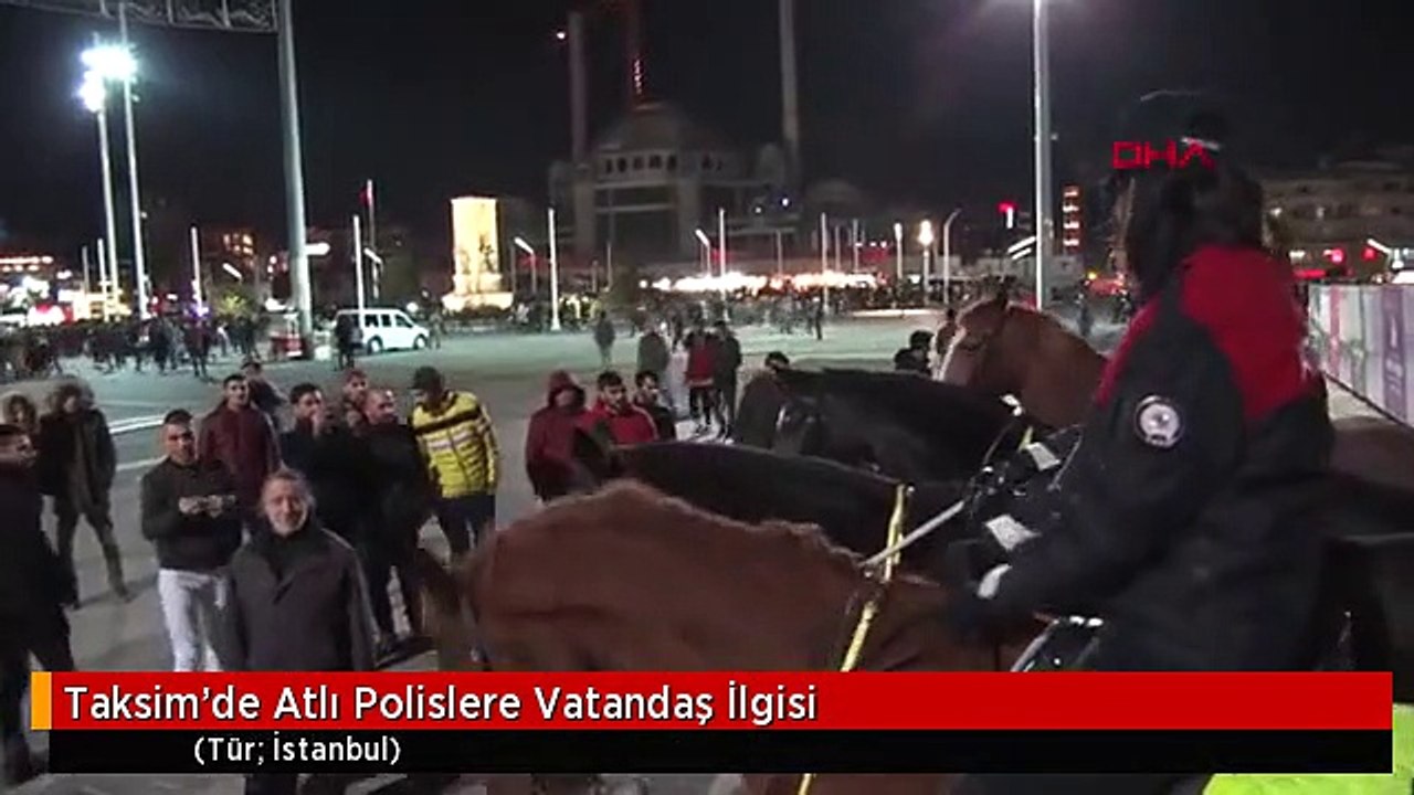 Taksim'de Atlı Polislere Vatandaş İlgisi