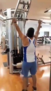 Trop de poids : il n'arrive pas à baisser la barre de cette machine de musculation