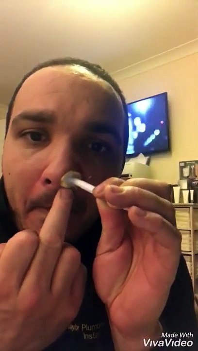 S'arracher tous les poils d'une narine d'un coup... ça pique le nez !