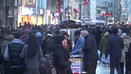 İstiklal Caddesinde Kalabalık Artıyor