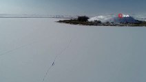 Hafik Gölü'nün Yüzeyi  Tamamen Buzla Kaplandı