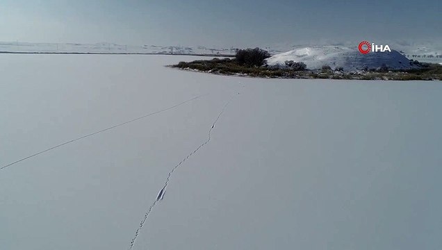 Hafik Gölü'nün Yüzeyi Tamamen Buzla Kaplandı