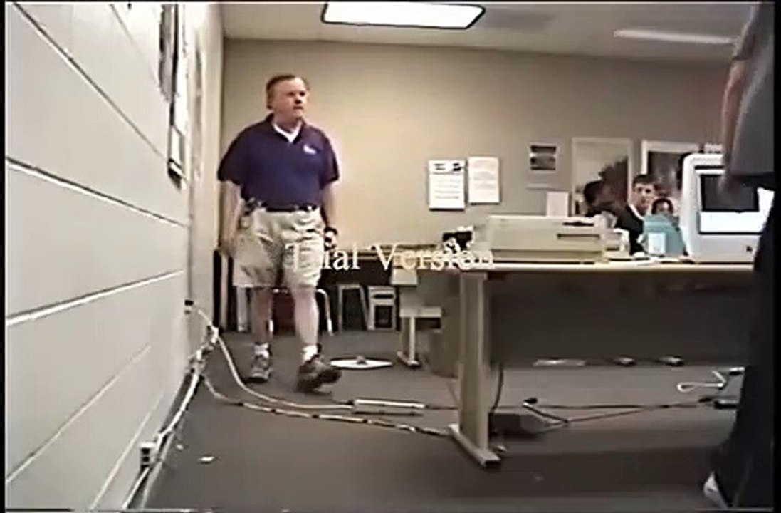 Quand un élève éclate son ordi devant son prof en plein cours !