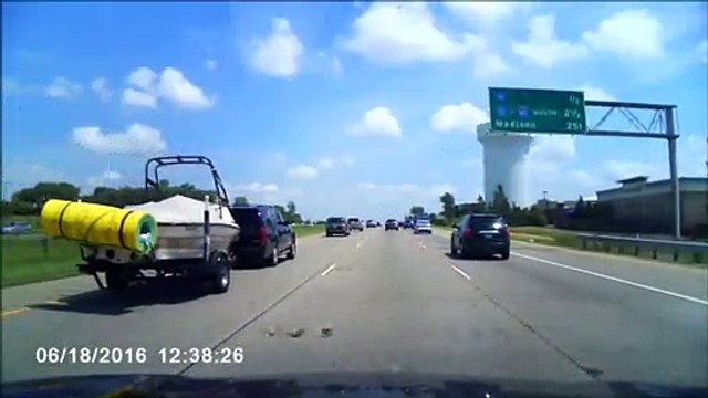 Un motard se prend un rouleau de laine de verre en pleine autoroute... pas de chance