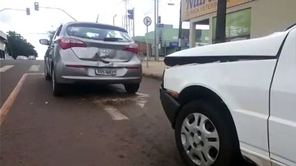 Carros se envolvem em batida no São Cristóvão