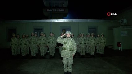 Sınırda Nöbet Tutan Askerlere Anne ve Babalarından Yılbaşı Sürprizi