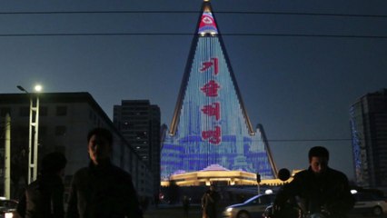 '실패 상징' 평양 류경호텔, 밤마다 '조명 쇼' / YTN