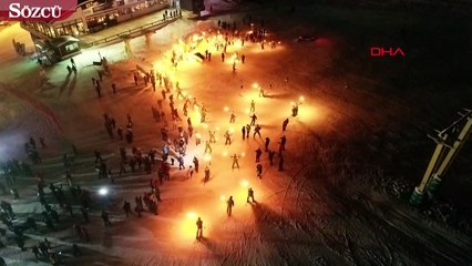 Yeni yılı ellerinde meşaleyle kayarak karşıladılar