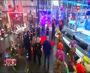 بطريقته الخاصة..عكاشة يحتفل مع مذيعى "الحياة وon e" برأس السنة