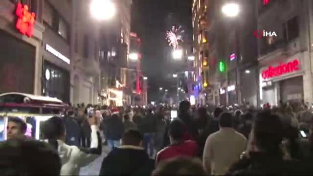 Taksim'de Vatandaşlar Yeni Yıla Böyle Girdi