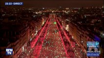 Un premier spectacle, introduisant les festivités du Nouvel An, débute sur les Champs-Elysées